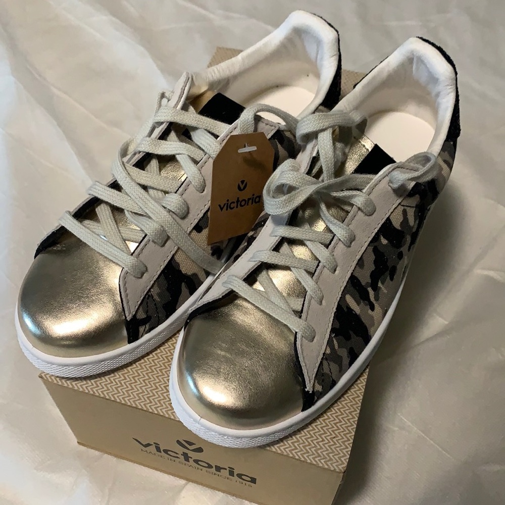 Victoria multi color sneaks!